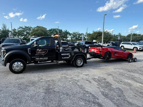 Unidad de High Towing & Recovery con un Camaro