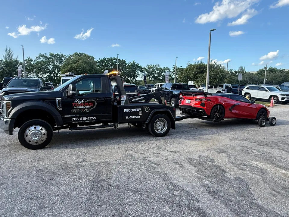 Unidad de High Towing & Recovery con un Camaro