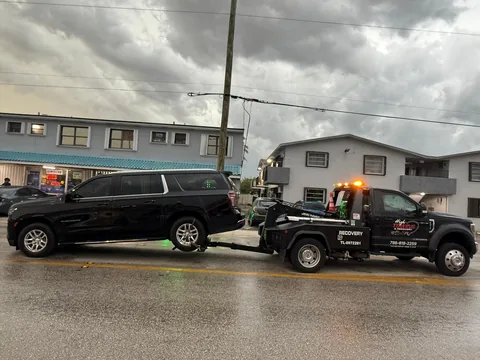 Unidad de High Towing & Recovery en una llamada nocturna con un SUV