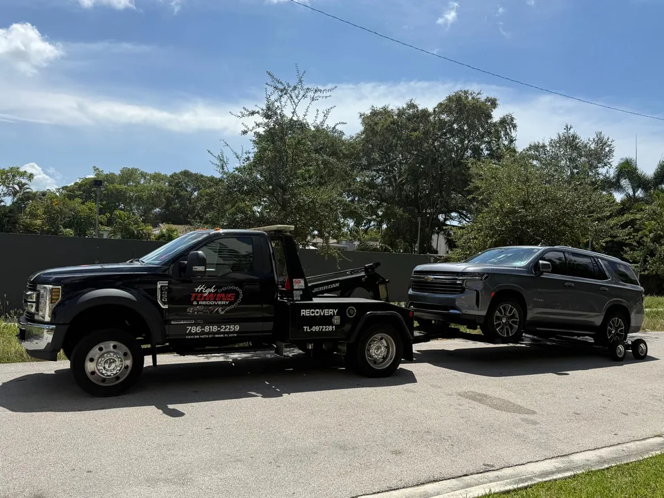 Unidad de High Towing & Recovery con un SUV